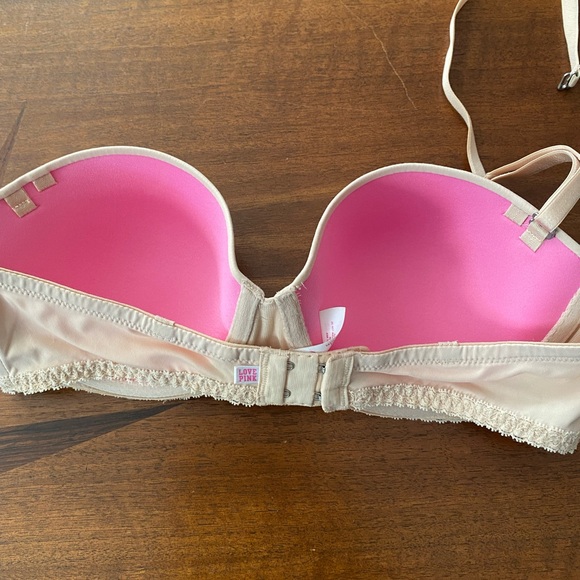 Victoria’s Secrets 36C - Picture 2 of 3